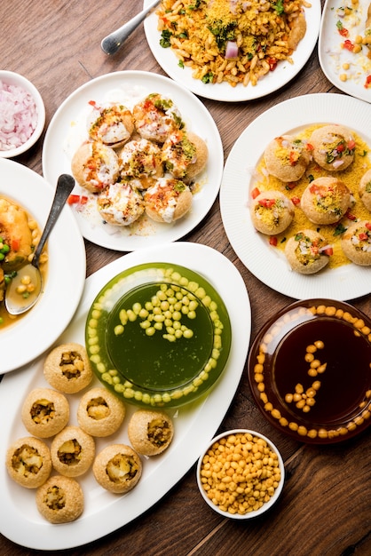 Die Gruppe von Bombay-Chat-Essen umfasst Golgappa oder Panipuri, Bhel-Puri, Sev-Poori, Dahipuri, Ragda-Pattice, Raj Kachori usw. Selektiver Fokus