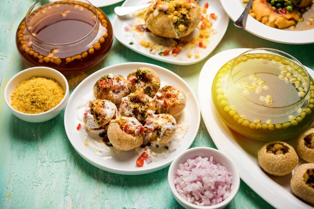 Die Gruppe von Bombay-Chat-Essen umfasst Golgappa oder Panipuri, Bhel-Puri, Sev-Poori, Dahipuri, Ragda-Pattice, Raj Kachori usw. Selektiver Fokus