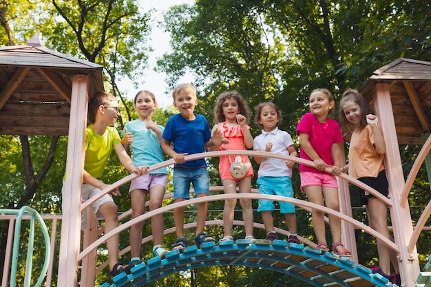 Die Gruppe von Freunden verbringt Zeit zusammen auf dem Spielplatz