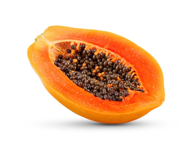 Die Hälfte der reifen Papaya-Frucht mit Samen an der weißen Wand.