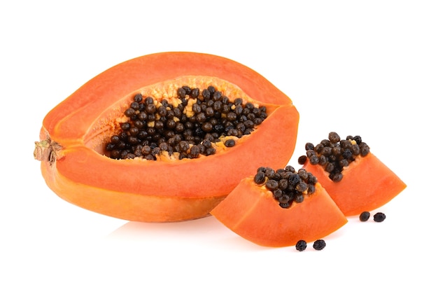 Die Hälfte der reifen Papaya-Frucht mit Samen isoliert auf weißem Hintergrund