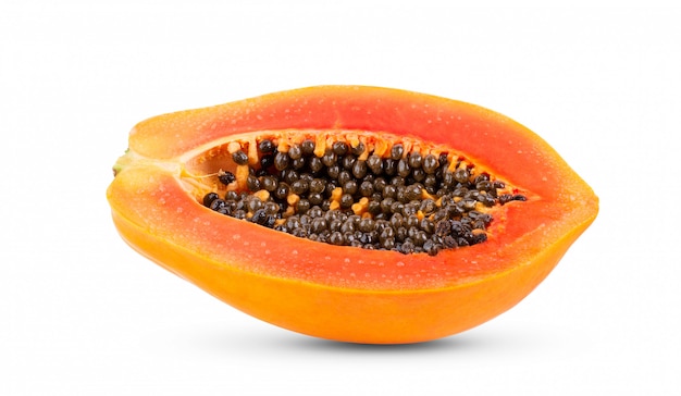 Die Hälfte der reifen Papaya-Frucht mit Samen lokalisiert auf weißem Hintergrund. volle Schärfentiefe