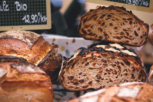 Foto die hälfte des roggenbrots auf einer vitrine in einer französischen bäckerei