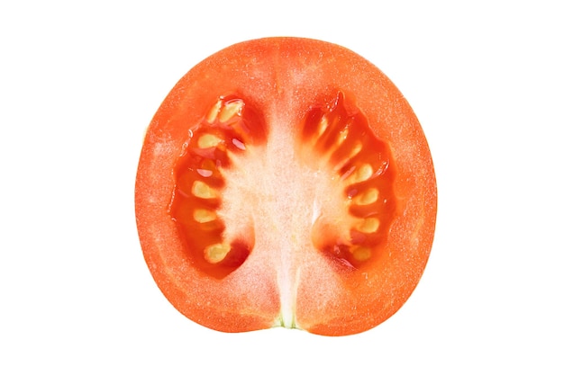 Die Hälfte einer geschnittenen Tomate auf einer weißen, isolierten Hintergrundnahaufnahme