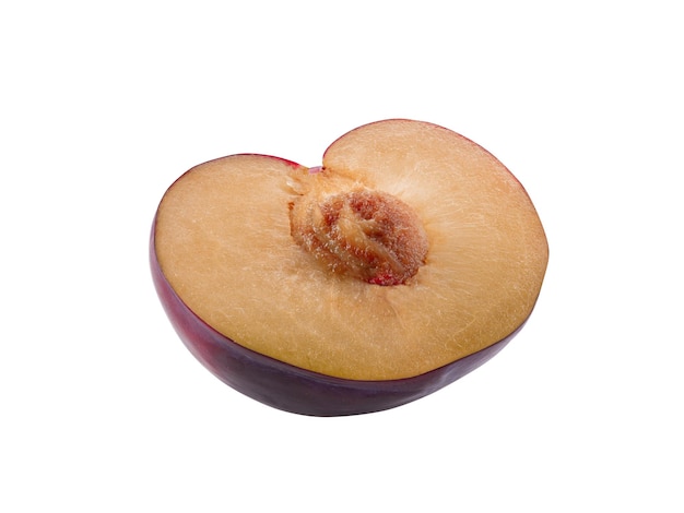 Foto die hälfte einer glattschaligen, zartvioletten pflaumenfrucht mit isoliertem kern auf weißem hintergrund mit kopierraum für text oder bilder, seitenansicht, nahaufnahme