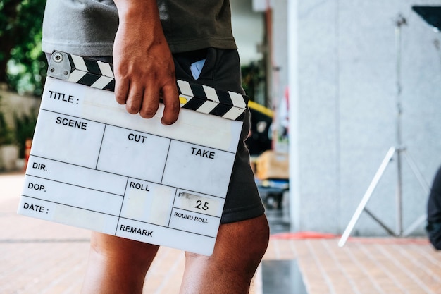 Foto die hände der filmbesatzung halten den filmclapper