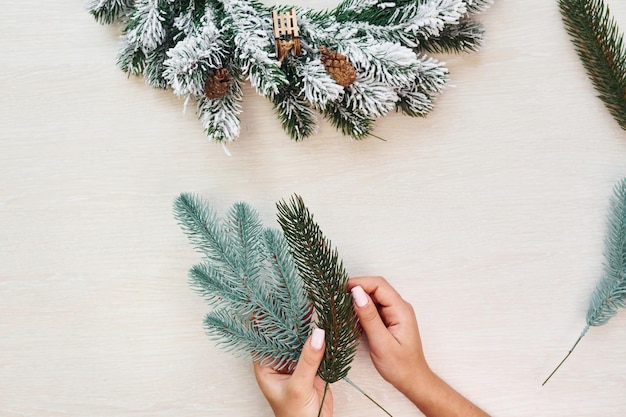 Die Hände der Frau halten Spielzeug Draufsicht auf weihnachtliche festliche Textur mit Neujahrsdekorationen