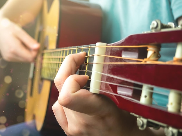 Die Hände eines Mannes spielen Gitarre Lernen, ein Musikinstrument zu spielen