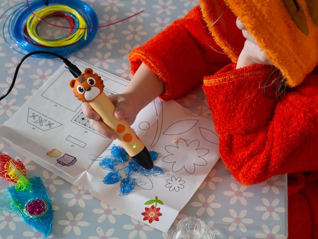 Foto die hände von kindern machen ein handwerk mit einem 3d-druckstift ein mädchen zeichnet mit einem 3d-stift