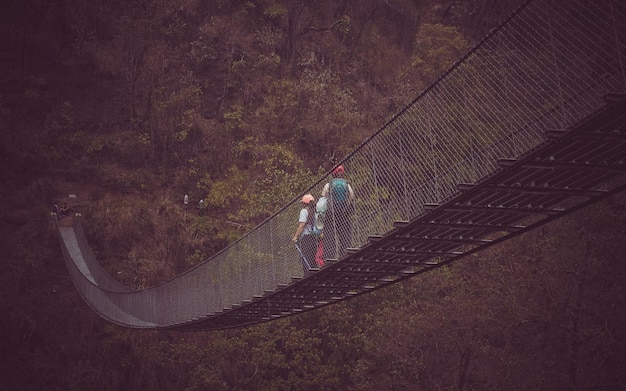 Die Hängebrücke verbindet zwei verschiedene Orte