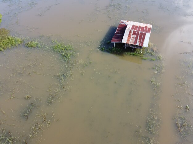 Die Häuser von Dorfbewohnern im ländlichen Thailand wurden überflutet.