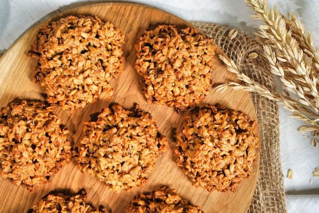 Die Haferkekse selektiver Fokus Nahaufnahme oder gesunde Müsli-Hafer-Cracker Knuspriger Anzac-Keks-Keks mit Haferflocken auf rustikalem Tisch Hochwertiges Foto