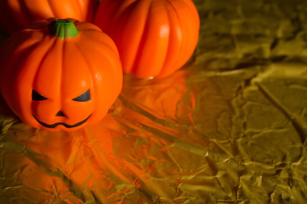 Foto die halloween-kürbissteckfassung im goldfeiertags-hintergrundbild
