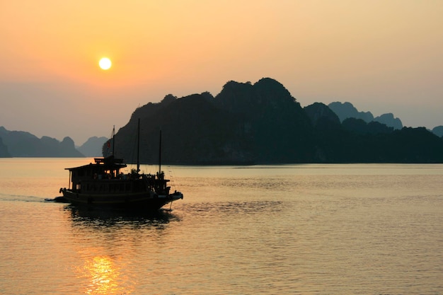 Die Halong-Bucht gehört zum UNESCO-Weltkulturerbe und ist ein beliebtes Reiseziel in der Provinz Quang Ninh in Vietnam. Der Name Halong bedeutet herabsteigender Drache