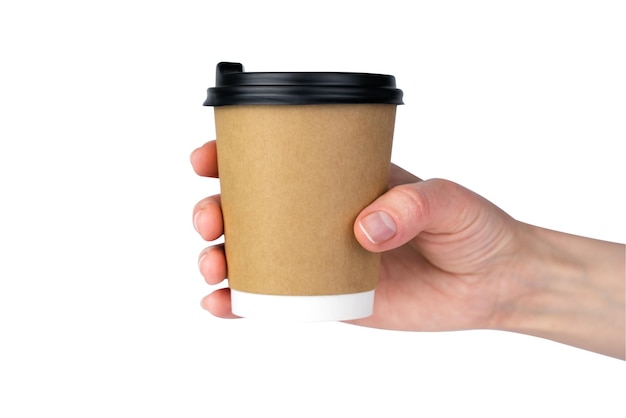 Die Hand der Frau hält einen Einwegpapierbecher mit frischem Kaffee auf einem weißen Hintergrund