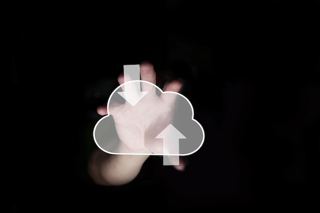 Foto die hand des benutzers greift auf die internet-cloud für die übertragung großer datenmengen zu, indem er über das netzwerk auf den computer hoch- und herunterlädt, oder hacker versuchen, über virtuelle sicherheit auf die cloud-speichertechnologie für informationen zuzugreifen