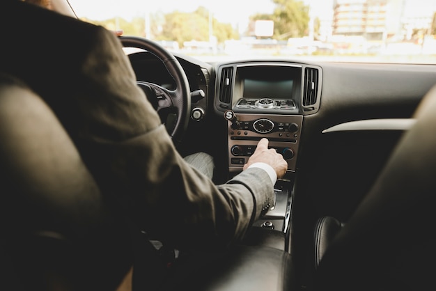 Die Hand des Geschäftsmannes, die den Schalthebel im Auto verschiebt