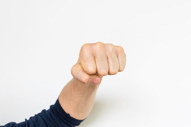 Foto die hand des mannes macht eine faust auf hellgrauem hintergrund