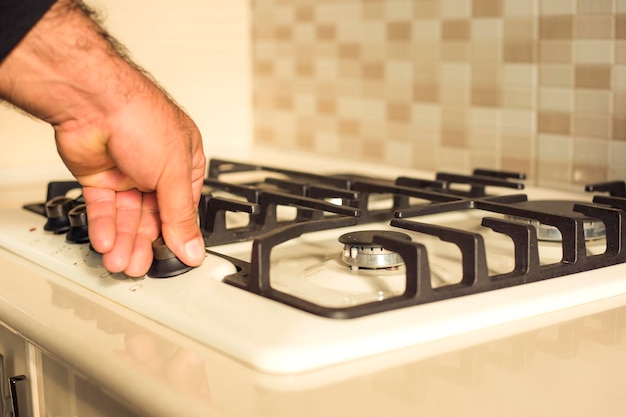 Foto die hand des mannes schaltet das gas an