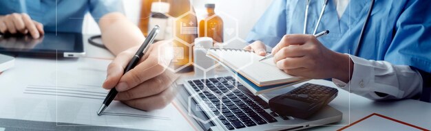 Die Hand des Medizinarztes, die an einem Röntgenbild des Patienten arbeitet, scannt die digitale Gesundheitsversorgung und die Verbindung mit modernen Symbolen für die virtuelle Bildschirmschnittstelle Medizintechnik und Netzwerkkonzept