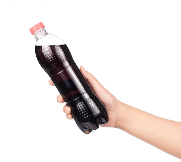 Die Hand, die eine Cola-Plastikflasche hält, ist ein kohlensäurehaltiges Erfrischungsgetränk, das auf weißem Hintergrund isoliert ist