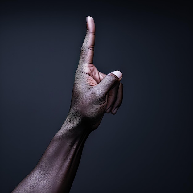 Die Hand einer afroamerikanischen Frau zeigt Gesten, die auf weißem Hintergrund isoliert sind
