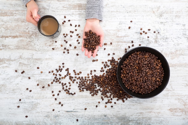 Die Hand einer Frau an einem Tisch mit Kaffee