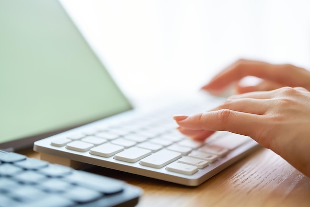 Die Hand einer Frau bedient einen Laptop