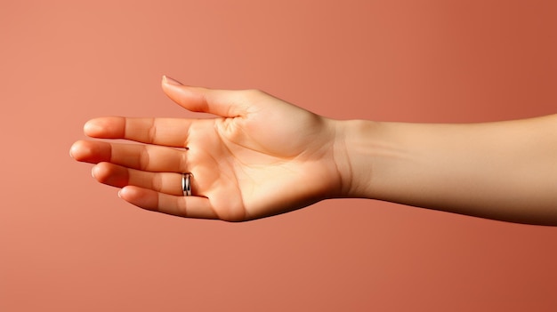 Die Hand einer Frau mit einem Ring daran