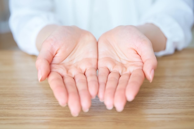 Die Hand einer Frau posiert mit der Handfläche nach oben