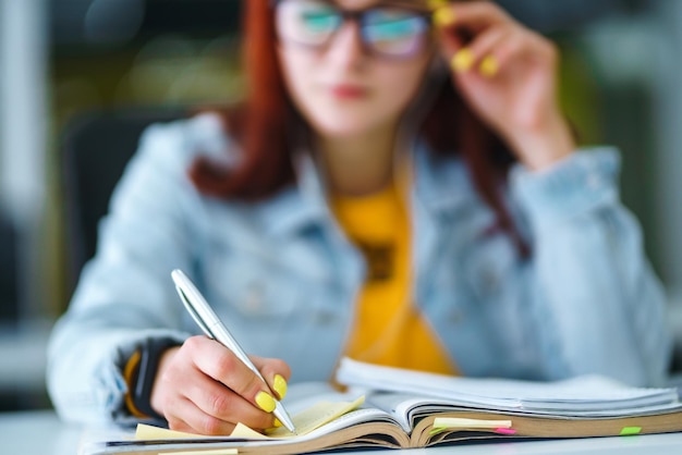 Foto die hand einer jungen frau schreibt im tagesplaner freelancer arbeitet und macht sich notizen