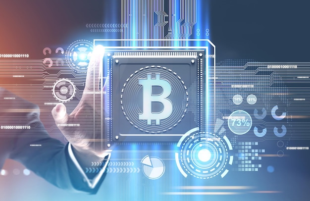 Die Hand eines Geschäftsmannes im Anzug greift nach einem Prozessor mit einem Bitcoin-Symbol darauf. Konzept moderner Technologien und Informationen. Ein HUD und Infografiken, 3D-Rendering-Attrappe, getöntes Bild