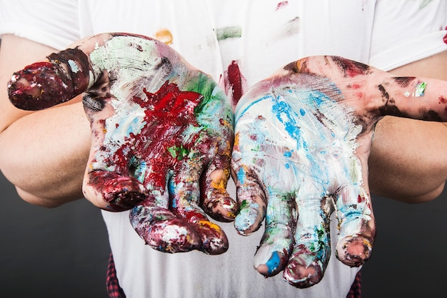 Die Hand eines Malers ist mit Farbe bedeckt