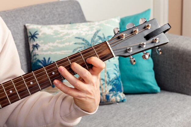 Die Hand eines Mannes, der Gitarre spielt.