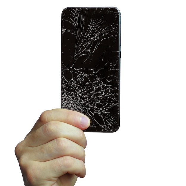 Die Hand eines Mannes hält ein schwarzes Telefon mit einem kaputten Bildschirm, das auf einem weißen Hintergrund isoliert ist