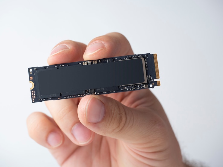 Foto die hand eines mannes hält eine ssd im m2-format. neue technologien zur speicherung und schnellen datenübertragung. upgrade für digitale geräte