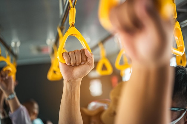 Die Hand eines Touristen, der den Handlauf im Bus hält, um in das Flugzeug zu steigen. Flugzeug, Reisen, Hand, Flughafen, Ticket, Lifestyle-Konzept.