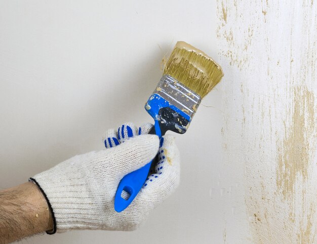 Die Hand im Handschuh bewirkt die dekorative Farbe an der Wand.