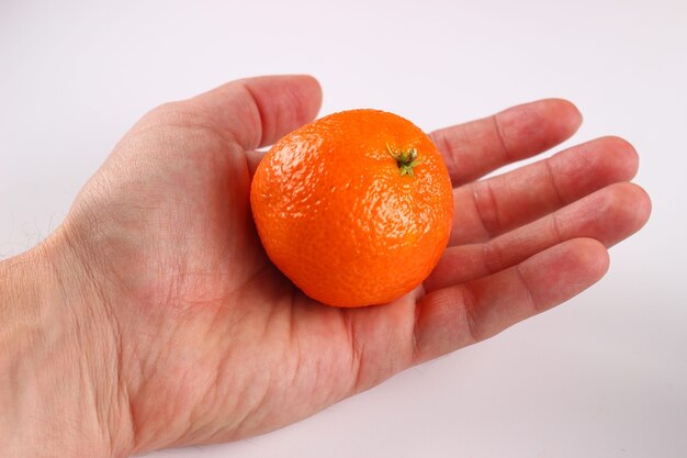 Die Hand mit der Mandarine