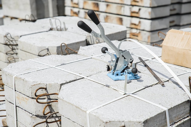 Foto die hangbefestigungsplatte aus beton wird mit einem transportband befestigt