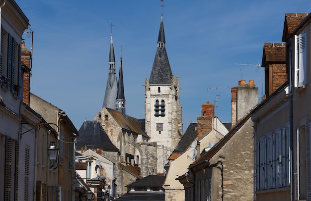 Die Hauptkirche von Dourdan befindet sich direkt vor dem Schloss. Der Bau begann im 12. Jahrhundert, aber die Kirche wurde bis ins 17. Jahrhundert in Frankreich verändert und repariert