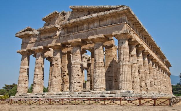 Die Hauptmerkmale der Stätte sind heute die Überreste von drei großen Tempeln im dorischen Stil aus der ersten Hälfte des 6. Jahrhunderts v. Chr