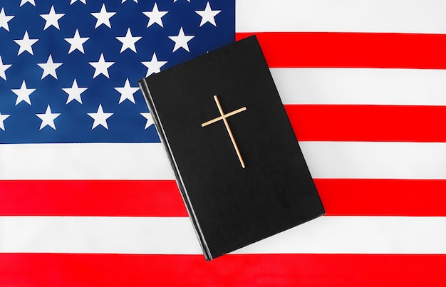 Die Heilige Bibel und die amerikanische Flagge