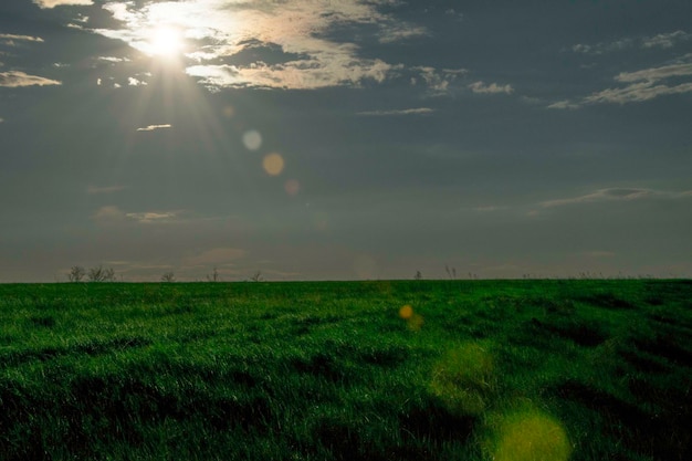 Die helle Sonne, die während eines farbenfrohen Morgens in der schönen Region Uljanowsk Russland durch die dunklen stürmischen Wolken bricht