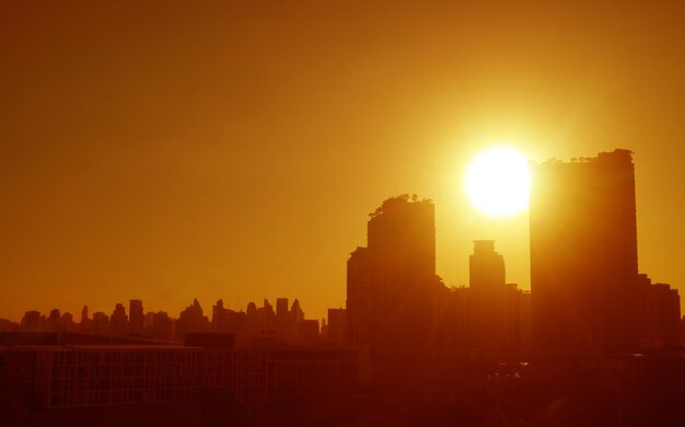 Foto die helle sonne über der skyline der stadt in fantastischer goldener farbe