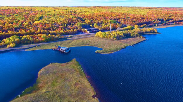 Die Herbstpracht in der Luft und das verlassene Dock am Quincy-See