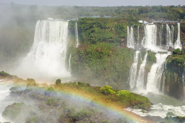 Foto die herrlichen iguazu-fälle an der grenze zu brasilien und argentinien sind eines der sieben naturwunder.