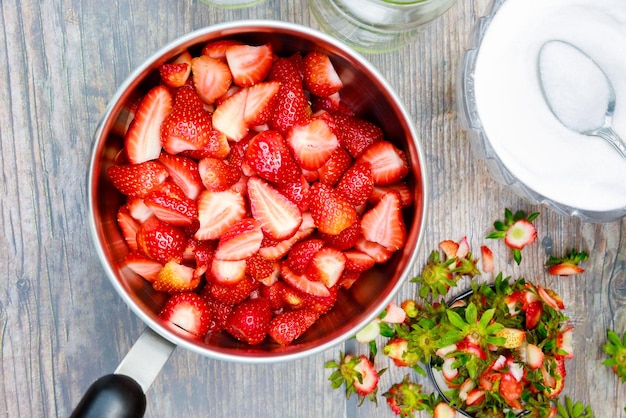 Die Herstellung von Marmelade beginnt mit dem Reinigen und Schneiden frischer Erdbeeren