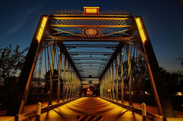 Die historische Eisenbrücke bei Twilight Fort Wayne ist wärm beleuchtet