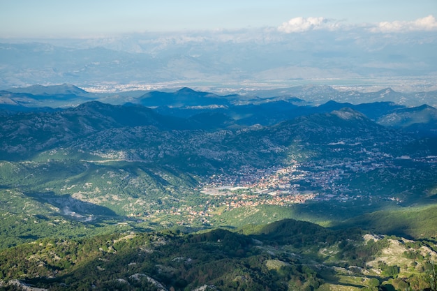 Die historische Hauptstadt Montenegros, Cetinje, liegt hoch in den Bergen.